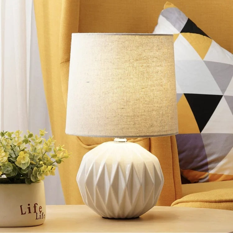 Lampa stołowa z fasetowaną ceramiczną podstawą i abażurem z tkaniny