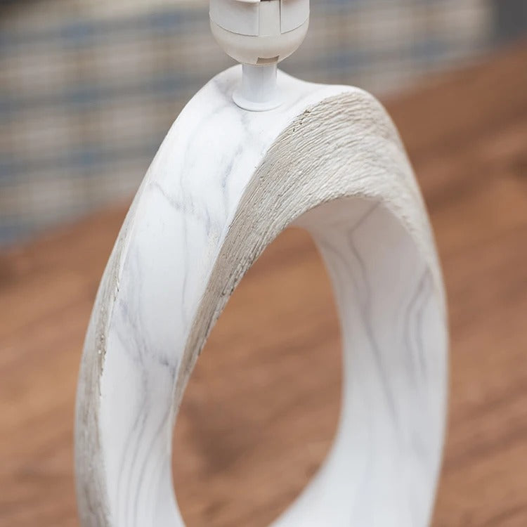 Lampa stołowa z okrągłą podstawą i lnianym abażurem