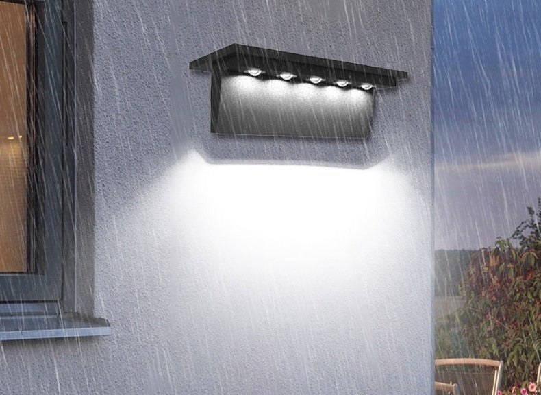 Wodoodporna Lampa Zewnętrzna z Czujnikiem – Elegancka Atmosfera Oświetleniowa 4