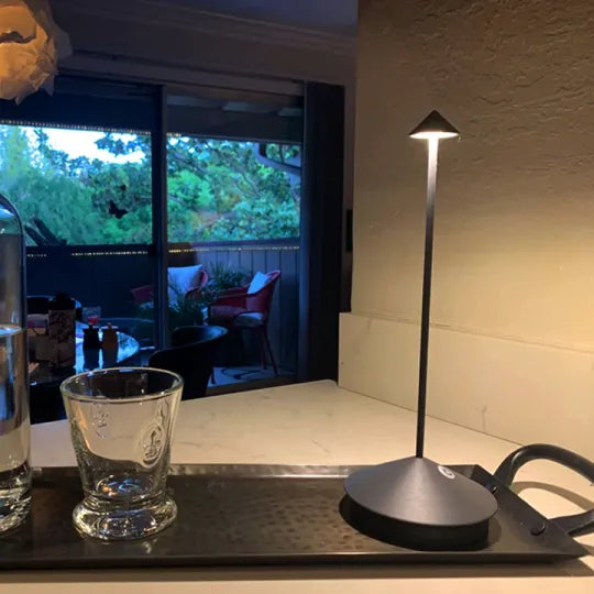 ClarityGlow Bezprzewodowa Lampa Stołowa LED – Nowoczesny Design do Wnętrz 8