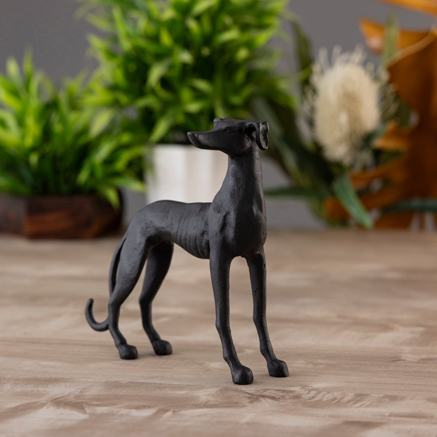 Figurka Psa Greyhounda Aluminium – Elegancka Dekoracja Wnętrz 3