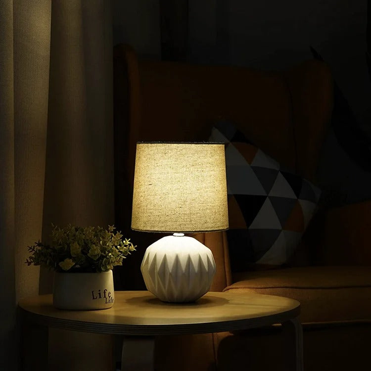 Lampa stołowa z fasetowaną ceramiczną podstawą i abażurem z tkaniny