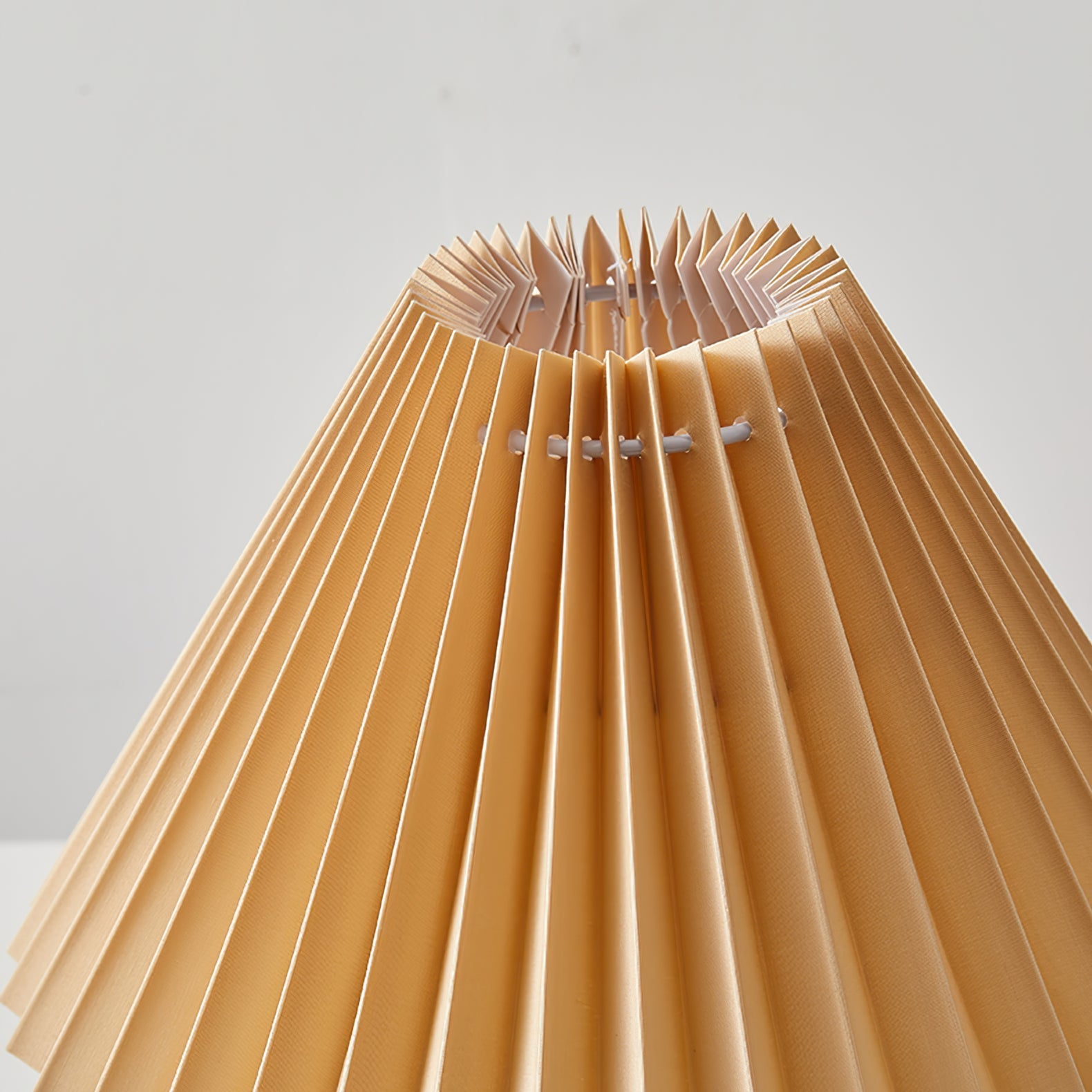 Lampa Stołowa Haddie Czarno-Dębowa – Nowoczesny Styl i Przytulne Światło 5
