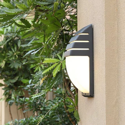 Lampa Zewnętrzna Zymor z Czujnikiem – Eleganckie Oświetlenie na Tarasie i w Ogrodzie 4