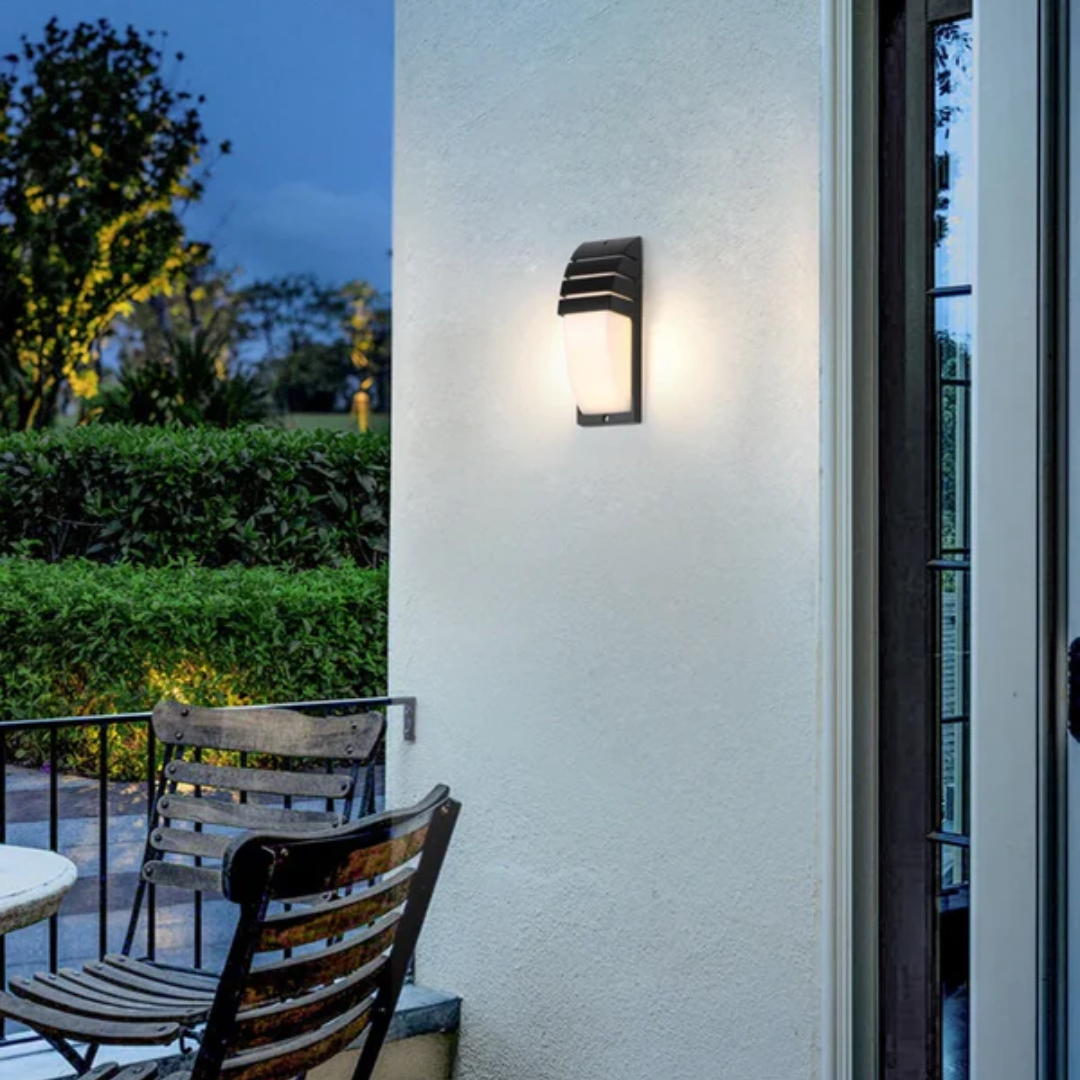 Lampa Zewnętrzna Zymor z Czujnikiem – Eleganckie Oświetlenie na Tarasie i w Ogrodzie 5