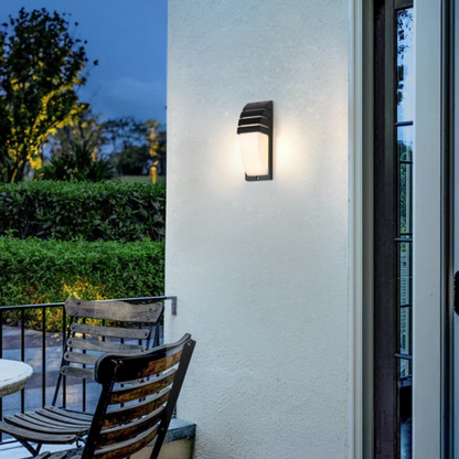 Lampa Zewnętrzna Zymor z Czujnikiem – Eleganckie Oświetlenie na Tarasie i w Ogrodzie 5