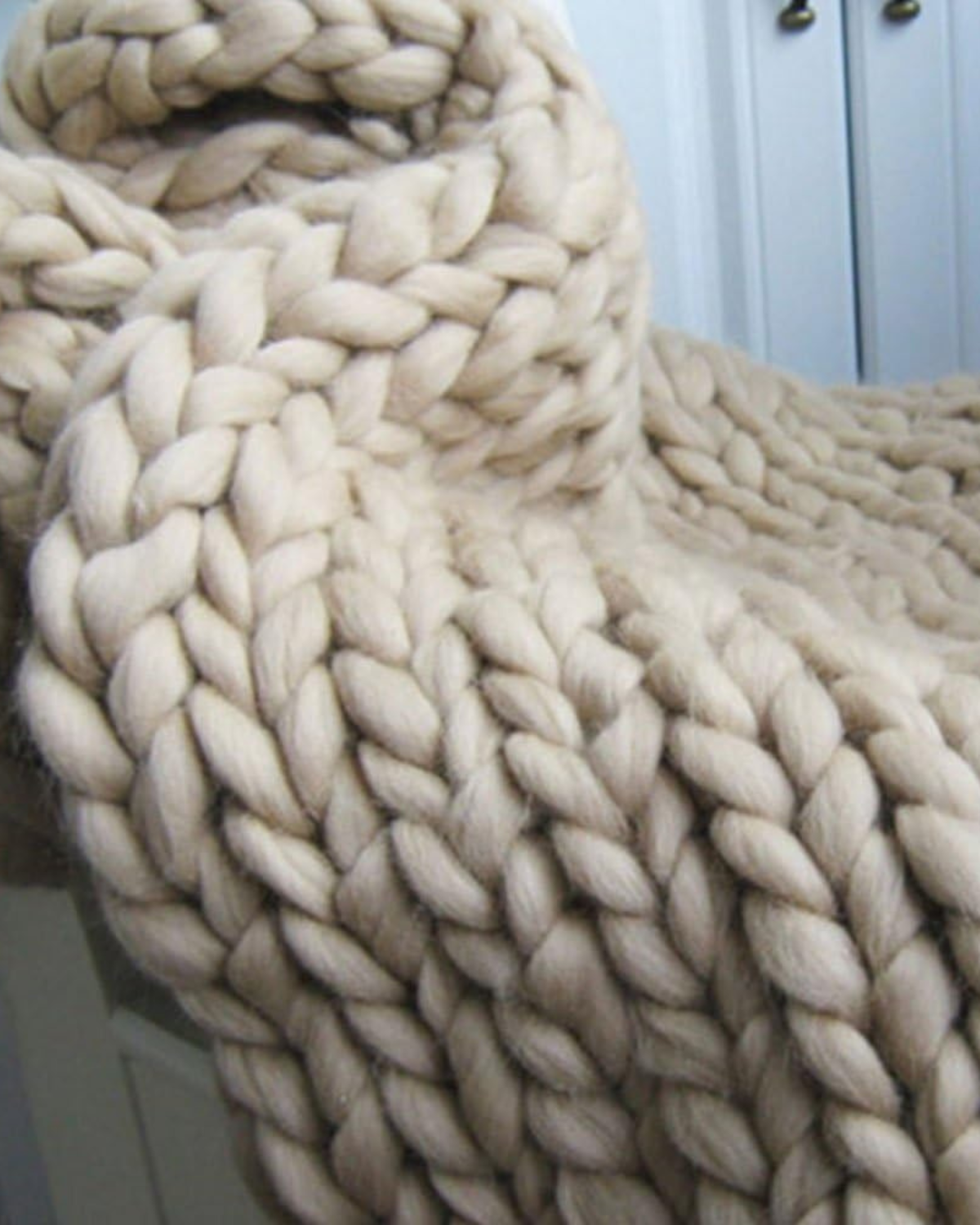 Majestatyczny Koc Ręcznie Robiony – Ciepło i Styl w Twoim Wnętrzu 4