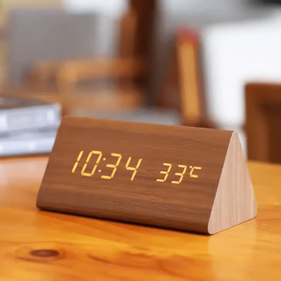 <strong>Woodsense Drewniany Zegar LED</strong> – <strong>Nowoczesny Design z Sterowaniem Głosowym</strong> 1